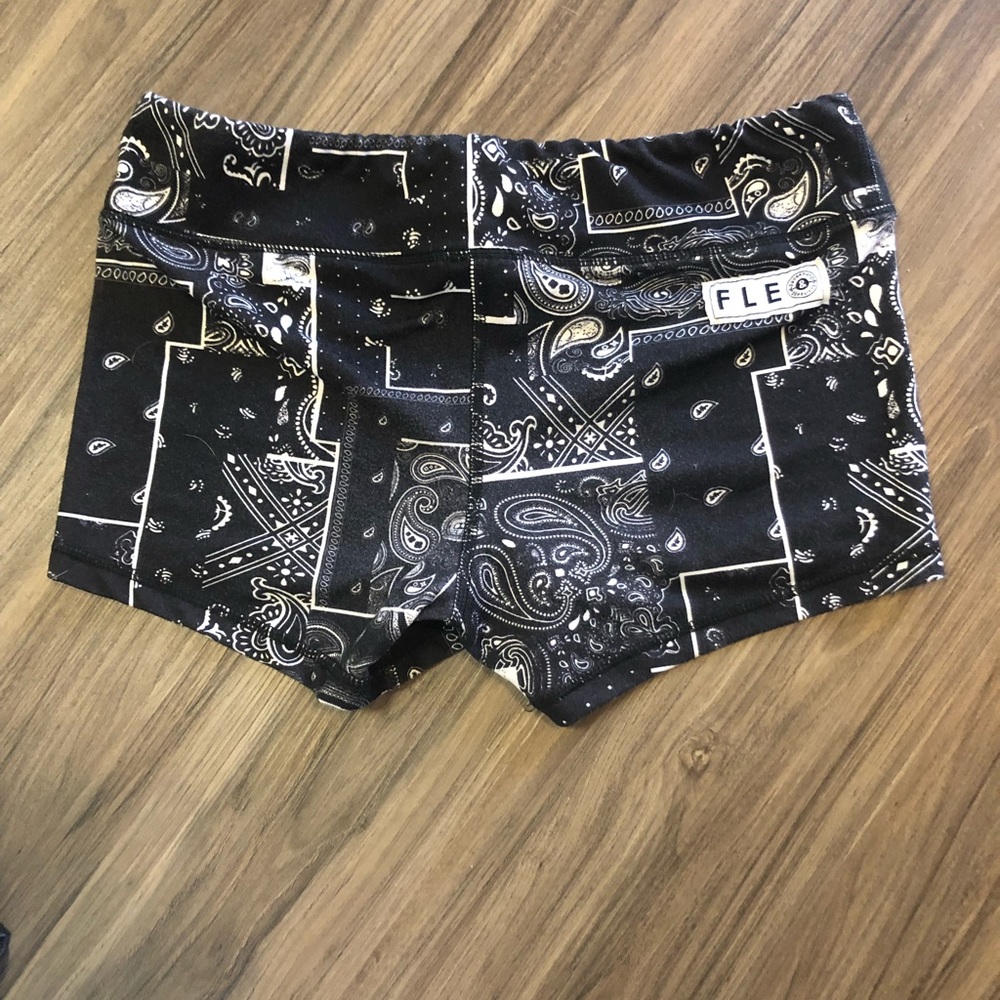 Fleo/doughnuts and deadlifts shorts